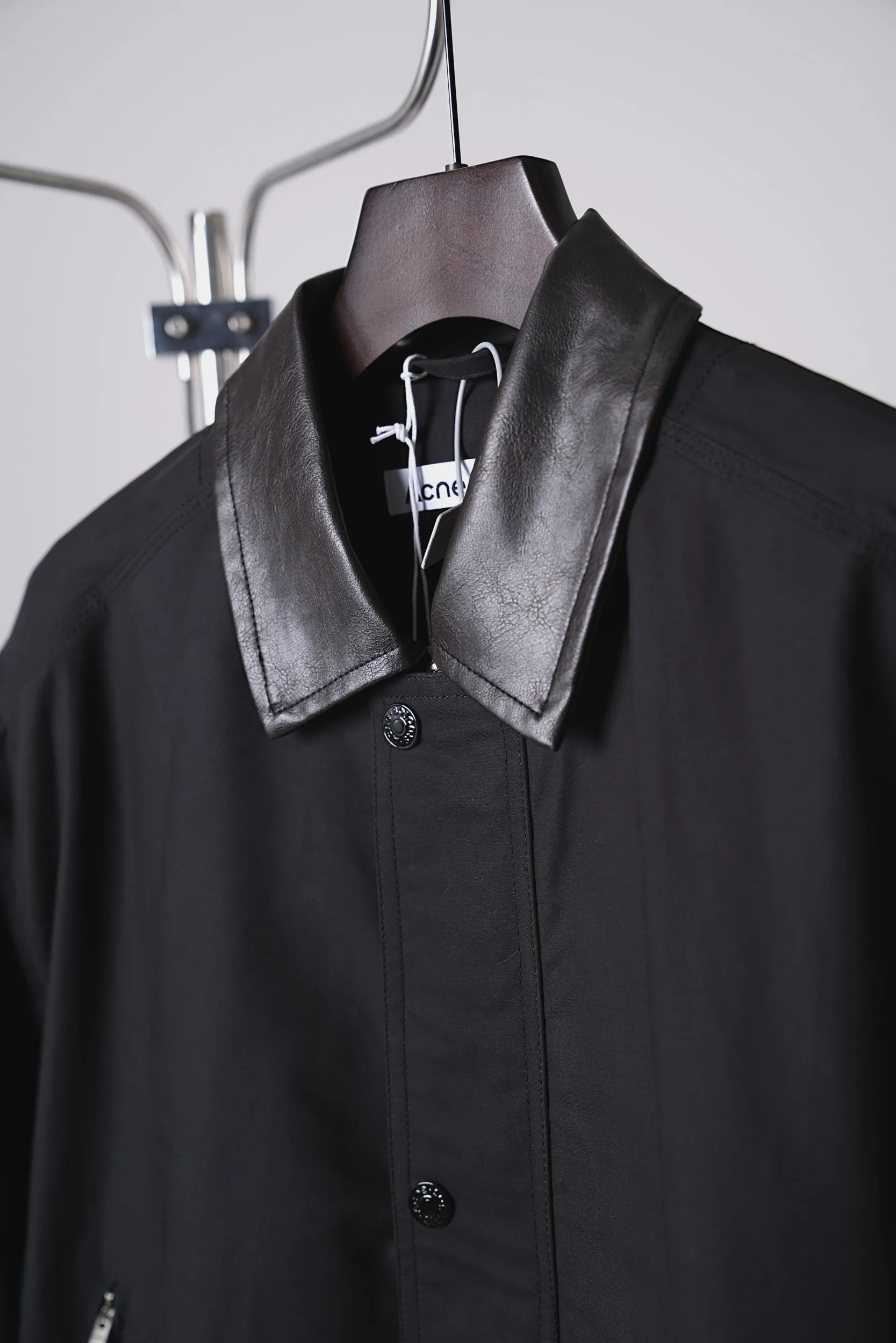 [Real auction] Acne Studios leather logo twill jacket [In Stock] 42 44 46 48 Authentic 9500 purchased and developed, 100% fine cotton high-density plain weave, cotton twill woven lining, quilted Washed cotton, Meili PU leather, template embroidery, fabric fermentation washing, customized 1:1 leather tag, customized 1:1 buttons, customized 1:1 zipper, customized 1:1 rope, customized 1:1 trademark, loose version
